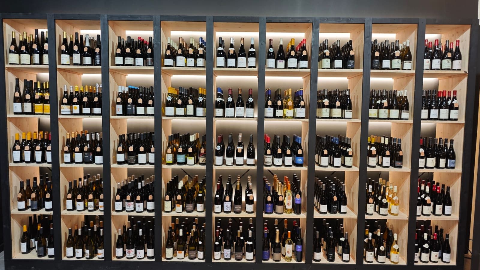 Rayonnage de vins de La Bouteille à Draguignan
